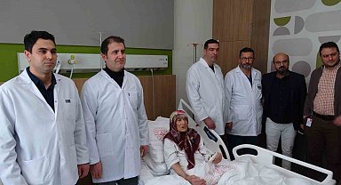 87 yaşındaki hastanın karnından 4,5 kilogramlık tümör çıkarıldı