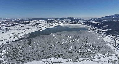 870 hektarlık Ladik Gölü buz tuttu: Kar yağışı göle can suyu oldu