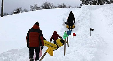 Abant'ta köylülerin hazırladığı pistte çocuklar şambrelle kaydı