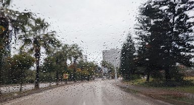 Adana güne yağmurlu başladı