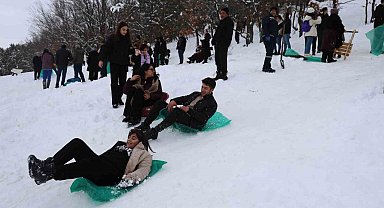 Adana usulü kayak festivali: Leğenle, bidonla, poşetle pistte yarış