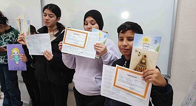 Adana'da engelleri aşan karne sevinci: Görme engelli öğrenciler ''Braille alfabesi'' ile hazırlanan karnelerini aldı