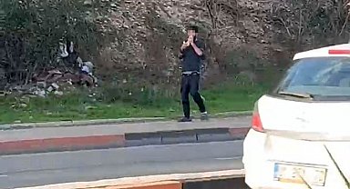 Adana'da herkesin gözü önünde poşetle uçucu madde çekti