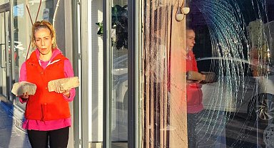 Adana'da iki kız kardeşin işlettiği düğün organizasyon ofisine taşlı saldırı