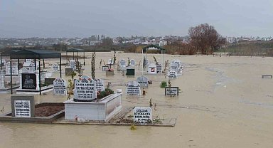 Adana'da kanal taştı, mezarlar sular altında kaldı
