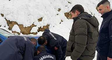 Adana'da karla mücadele: Mahsur kalan araçlar kurtarılırken vatandaşlara da sıcak içecek ikramı yapıldı