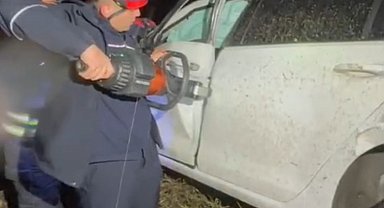 Adana'da şarampole yuvarlanan otomobildeki 2 kişi yaralandı