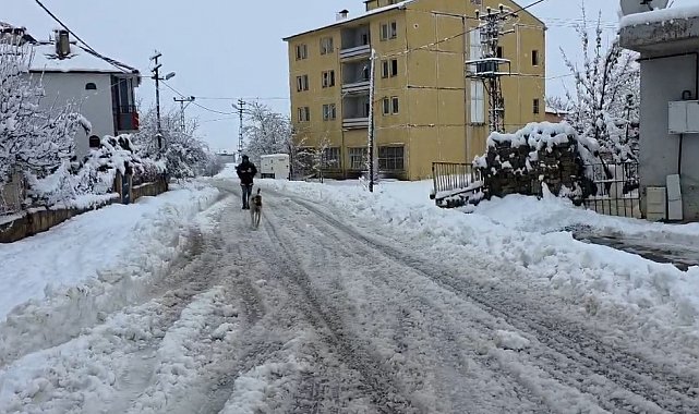 Adana'nın o ilçesinde kar hayatı durdurdu: Yollar kapandı, okullar tatil edildi