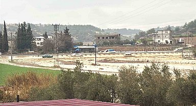 Adana'yı sağanak vurdu: Göle dönen caddelerde araçlar mahsur kaldı