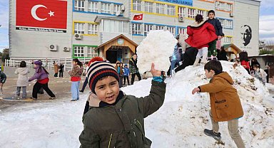Adanalı öğrencilerin kamyon kamyon kar mutluluğu