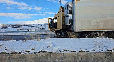 Adilcevaz'da karpuz yüklü tır kaza yaptı: 1 yaralı