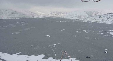 Adıyaman'da Çat Barajı'nın yüzeyi buz tuttu