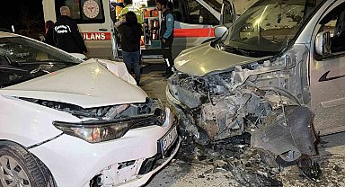 Adıyaman'da otomobil ile hafif ticari araç çarpıştı: 3 yaralı