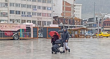 Afyonkarahisar yeni güne yağışlı hava ile başladı
