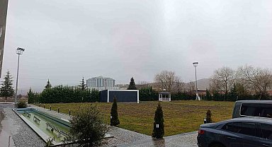 Afyonkarahisar'da beklenen kar yağışı başladı