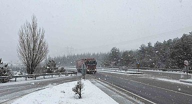 Afyonkarahisar'ın yüksek rakımlı bölgelerinde kar yağışı etkili oldu