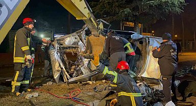 Ağaca çarpan otomobil hurdaya döndü, sürücüsü hayatını kaybetti