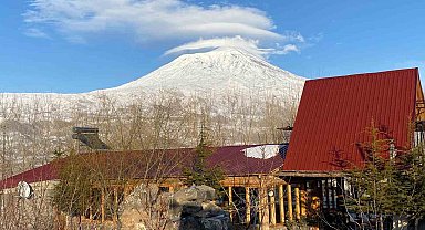 Ağrı Dağı'nın zirvesinde oluşan mercek bulutu hayran bıraktı