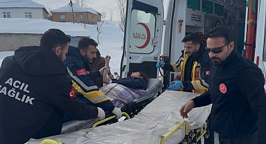 Ağrı Patnos Uzunca köyü'nde zamanla yarış: 15 yaşındaki hasta paletli ambulansla hastaneye götürüldü
