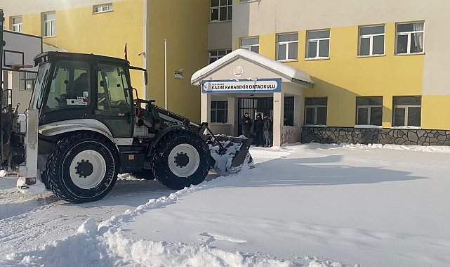 Ağrı'da 90 okul ve kamu kurumunda kar temizleme çalışması