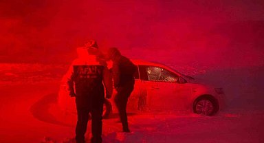 Ağrı'da AFAD ekipleri mahsur kalan vatandaşlara ulaştı