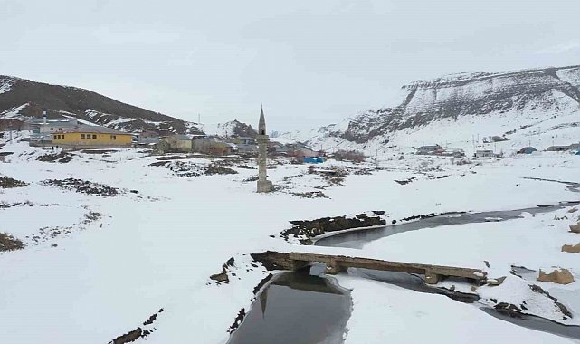 Ağrı'da barajdan çıkan tarihi minare kış manzarasıyla büyüledi