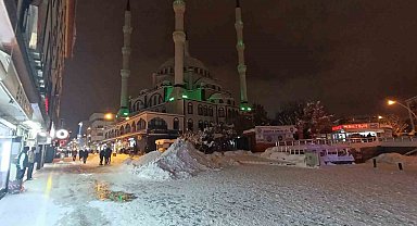 Ağrı'da çatıdan düşen buz sarkıtı yoldan geçen bir kişiyi yaraladı