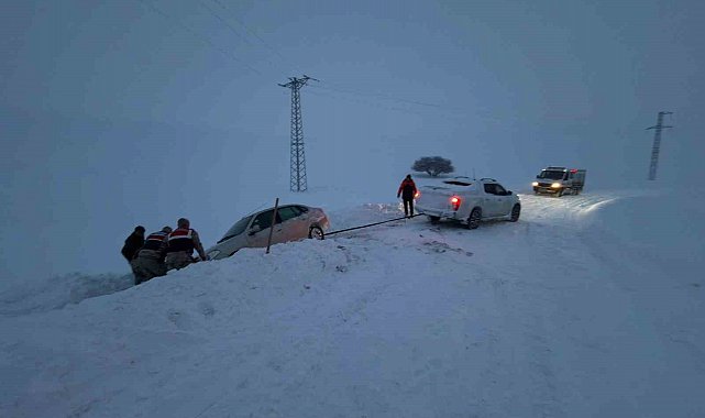 Ağrı'da kar ve fırtınada mahsur kalan vatandaşları ekipler kurtardı