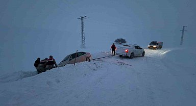 Ağrı'da kar ve fırtınada mahsur kalan vatandaşları ekipler kurtardı