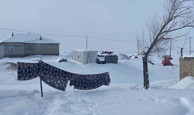 Ağrı'da köyler kışın tamamen kar altında kaldı