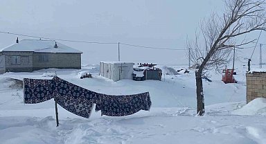 Ağrı'da köyler kışın tamamen kar altında kaldı