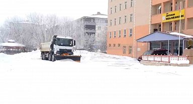 Ağrı'da okullar ikinci dönem öncesi kar temizleme çalışmalarıyla hazırlandı