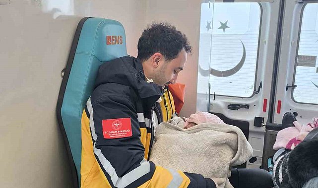 Ağrı'da sağlık ekipleri evde doğuma yetişti