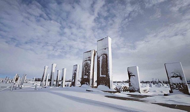 Ahlat'ın tarihi mekanlarından kartpostallık kar manzaraları