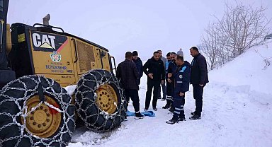 Akçadağ'da kar nedeniyle yoldan çıkan iş makinesi kurtarıldı