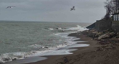 Akçakoca'da sağanak ve fırtına etkili oldu: Dalgalar sahili dövdü