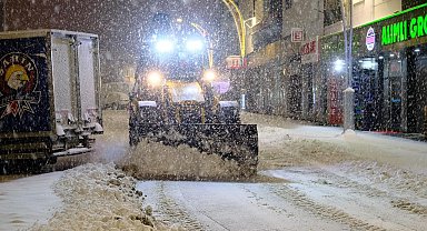 Akdağmadeni Belediyesi ekipleri kar mesaisinde
