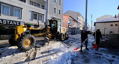 Akdağmadeni Belediyesi ekipleri yoğun kar mesaisinde