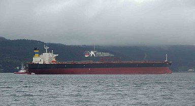 Akdeniz'de İHA ile vurulan, Bozcaada'da fırtına nedeniyle karaya oturan tanker bakım için Yalova'ya götürülüyor