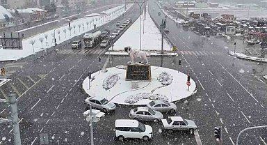 Aksaray yağan karla beyaza büründü