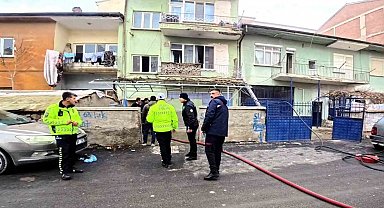 Aksaray'da 2 katlı binada yangın: 5 kişi dumandan etkilendi