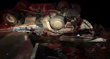 Aksaray'da devrilen tırın sürücüsü hayatını kaybetti