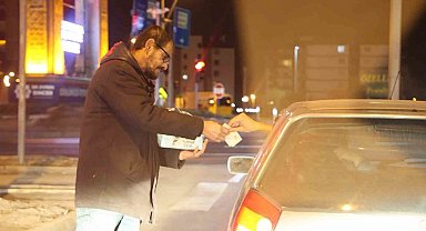 Aksaray'da karayolundaki kavşakta mendil satarak kazanç sağlıyor