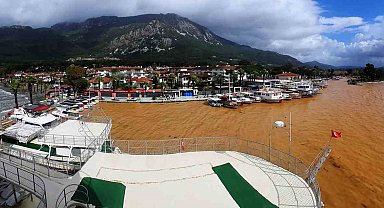 Akyaka'da denizin rengi kahverengiye döndü