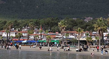 Akyaka'da güneşli hava sahilleri doldurdu