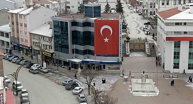 Alaca Belediyesi hizmet binasına dev Türk bayrağı astı