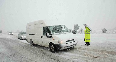 Alacabel'de kar yağışı etkisini sürdürüyor, kar kalınlığı yer yer 30 santimetreye ulaştı
