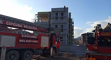 Alacağını tahsil edemediğini iddia eden işçi inşaat iskelesine çıktı