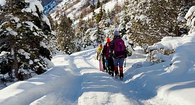 Aladağlar'da ziyaretçilere dört mevsim görsel şölen