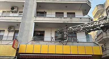 Alanya'da 3 katlı binada yangın paniği
